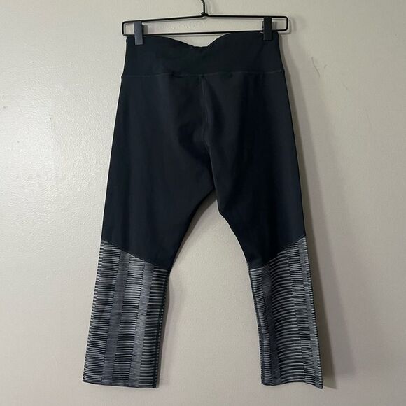 Merrell Women's size S Black Gray Cropped Capri Length Athletic Leggings - Picture 4 of 7